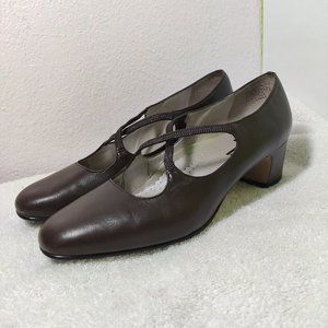 Trotters Women's Jamie Cross Strap Pumps  Size 7.5